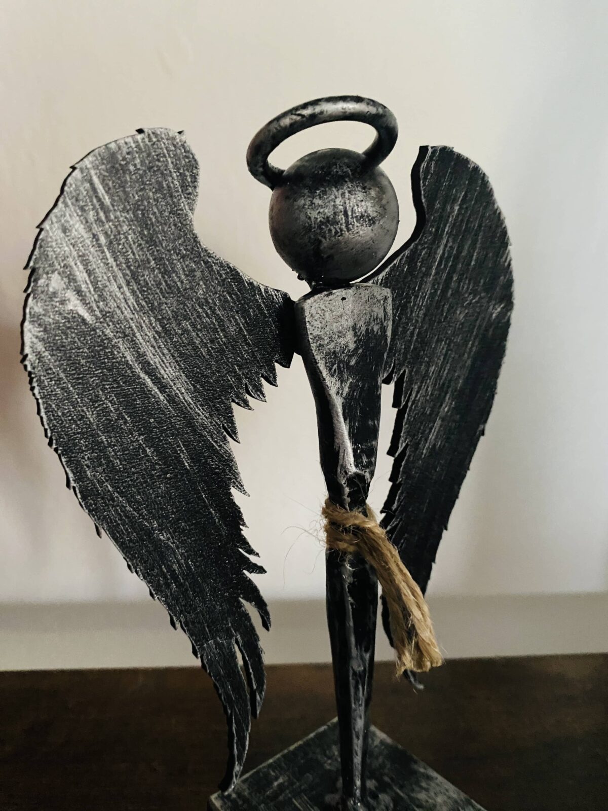 Celokovový ručně tvořený anděl - 17 cm