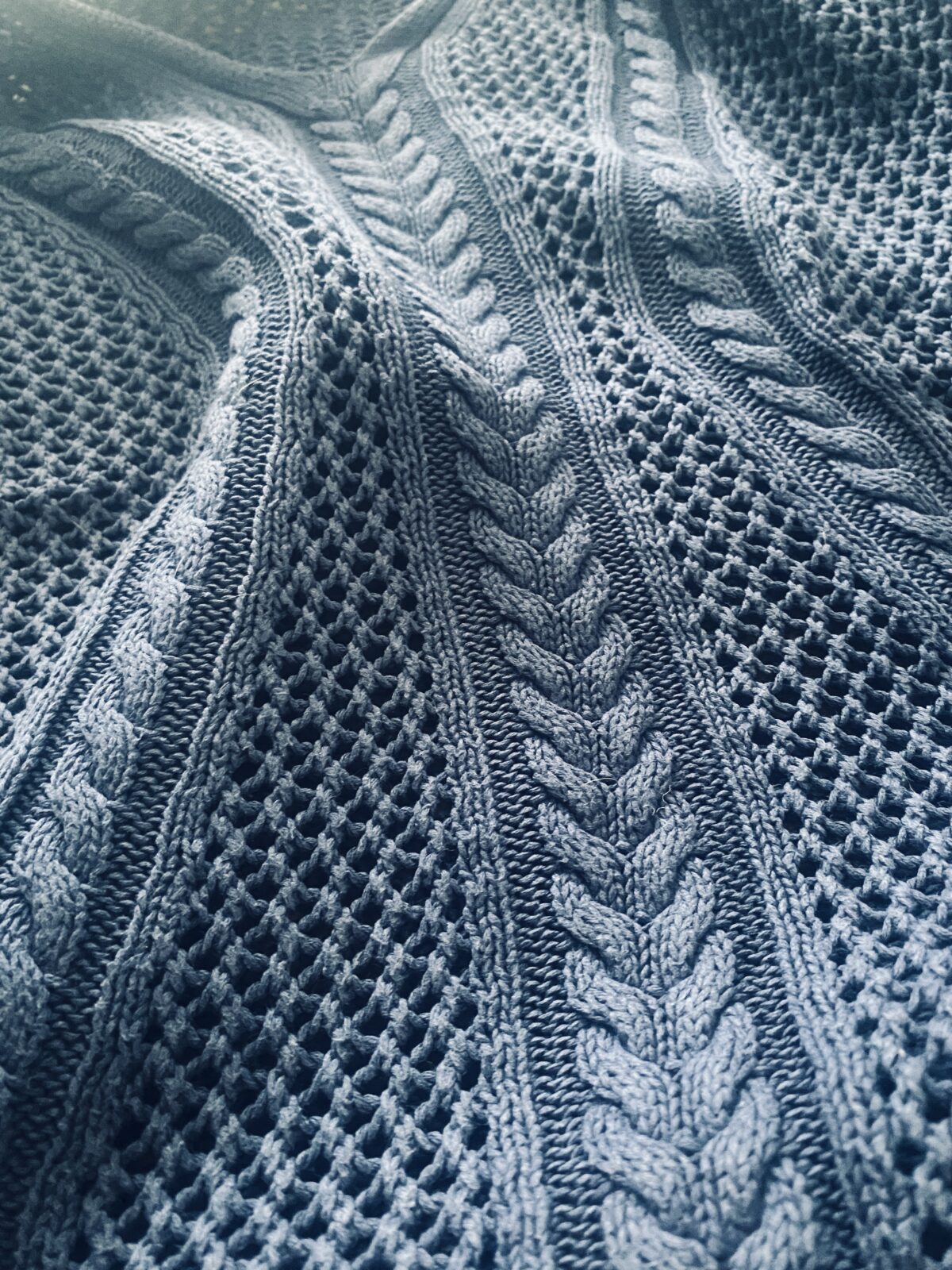 Tmavě modrý svetr se vzorem - S/M