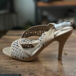 Elegantní nové béžové sandálky - 40